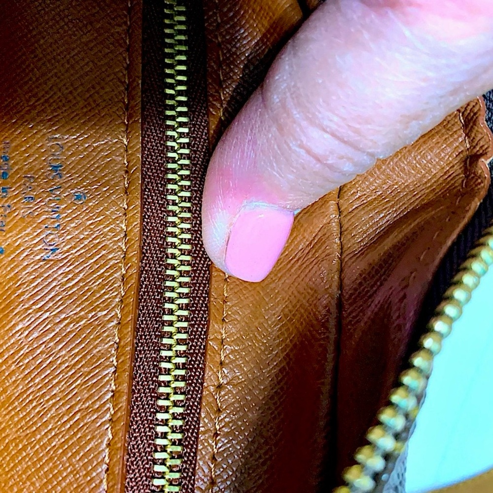 Authentic Louis Vuitton Tracadero 27 Monogram - Picture 11 of 13